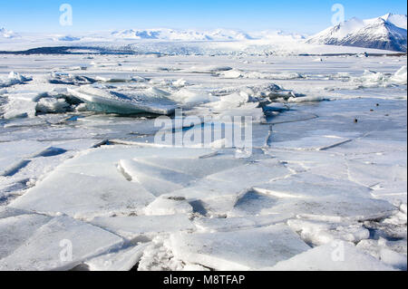 Unglaubliche Landschaft, Gletscherlagune Jokulsarlon, südlichen Island. Frakturen im gefrorenem Eis erzeugen eine große gezackten Mosaik Stockfoto