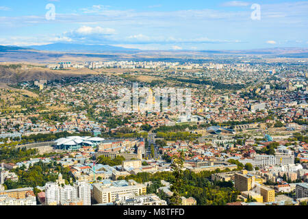 Panorama von Tiflis (Wohngebiete, die alten Kirchen, neue kreative Gebäude). Stockfoto