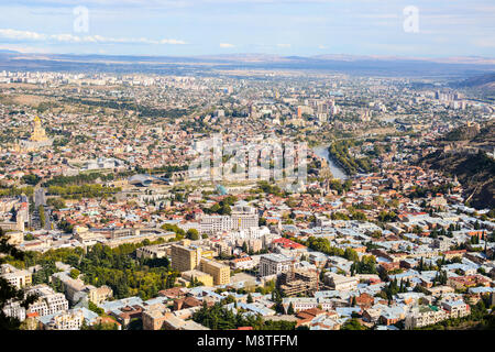 Panorama von Tiflis (Wohngebiete, die alten Kirchen, neue kreative Gebäude). Stockfoto