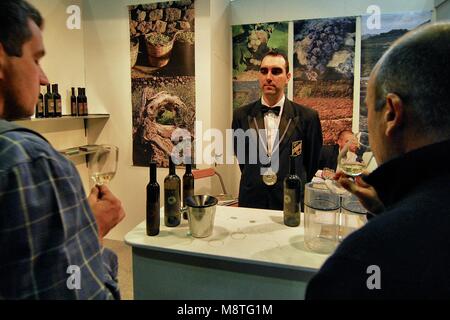 Weinprobe am Schreibtisch mit professionellen Sommelier Hersteller sind auf der Suche nach neuen Märkten in Turin Italien ca. 2. November wachsen Stockfoto