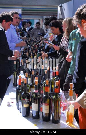 Wein Handel fair Bauern am Schreibtisch mit weltweit Importeure und Händler Hersteller sind auf der Suche nach neuen Märkten in Turin Italien ca. 2. November wachsen Stockfoto