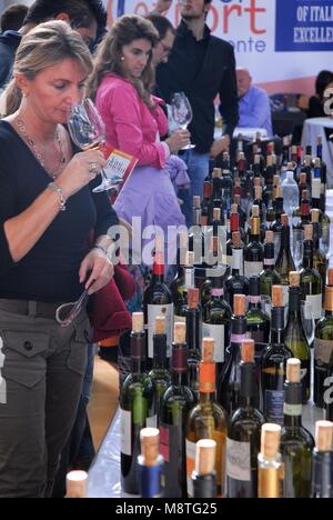 Wein Handel fair Bauern am Schreibtisch mit weltweit Importeure und Händler Hersteller sind auf der Suche nach neuen Märkten in Turin Italien ca. 2. November wachsen Stockfoto