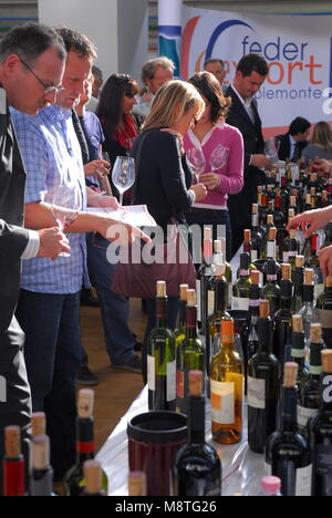 Wein Handel fair Bauern am Schreibtisch mit weltweit Importeure und Händler Hersteller sind auf der Suche nach neuen Märkten in Turin Italien ca. 2. November wachsen Stockfoto