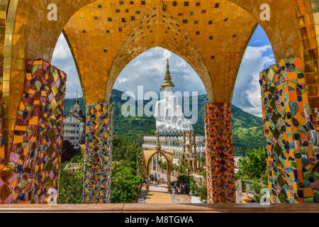 Phetchabun, Thailand - Juni 28, 2015: Buddhistische Touristen Sightseeing schönen weißen fünf Buddha Bilder bei Phasornkaew buddhistischen Tempel in Phetchabun, T Stockfoto