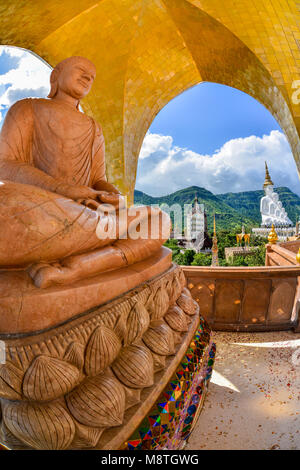 Schöne braune Buddha Bild mit schönen weißen fünf Buddha Bilder bei Phasornkaew buddhistischen Tempel in Phetchabun, Thailand Stockfoto