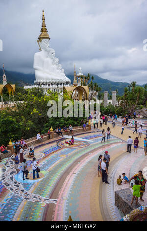 Phetchabun, Thailand - 31. Juli 2015: Buddhistische Touristen Sightseeing schönen weißen fünf Buddha Bilder bei Phasornkaew buddhistischen Tempel in Phetchabun, T Stockfoto