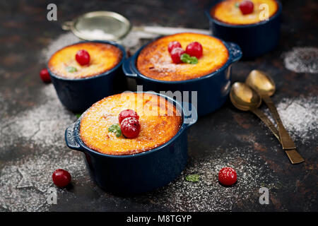 Quark Auflauf mit Kirschen Stockfoto