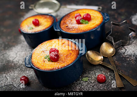 Quark Auflauf mit Kirschen Stockfoto