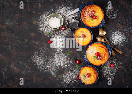 Quark Auflauf mit Kirschen. Flach. Ansicht von oben. Stockfoto