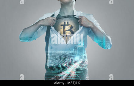 Doppelbelichtung Geschäftsmann Abreißen sein Hemd und zeigte Bitcoin. Cryptocurrency Konzept. Stockfoto