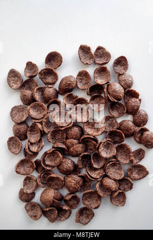 Schokolade Frühstück Getreideflocken auf weißem Hintergrund Stockfoto