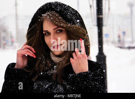 Schöne schöne Frau im Winter im Schnee. Stockfoto
