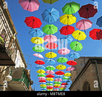 Summer Street Festival mit fliegenden Sonnenschirme in Jerusalem. Stockfoto