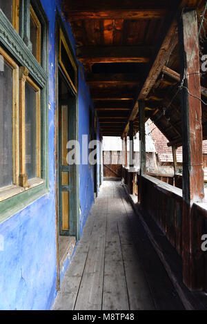 Verlassenes Haus mit einem hölzernen Terrasse, Veranda und blau gestrichenen Wänden Stockfoto