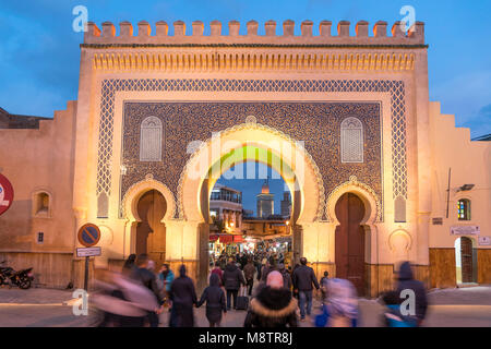 Das Blaue Tor Bab Bou Jeloud in der Abenddämmerung, Fes, Königreich Marokko, Afrika | Blaue Stadttor Bab Bou Jeloud bei Dämmerung, Fes, Königreich Marokko Stockfoto