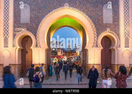 Das Blaue Tor Bab Bou Jeloud in der Abenddämmerung, Fes, Königreich Marokko, Afrika | Blaue Stadttor Bab Bou Jeloud bei Dämmerung, Fes, Königreich Marokko Stockfoto