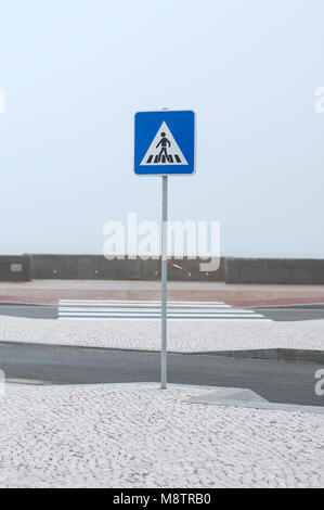 Verkehrszeichen auf einer Promenade an der Atlantikküste in Portugal Stockfoto