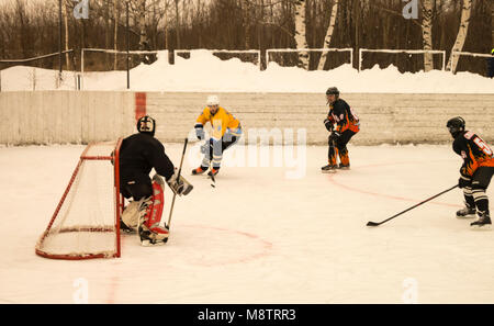 Mstera, Russia-January 14,2017: Spiel des Hockeys auf eisigen Plattform zwischen den Befehl im Januar 14,2017 in Stadt Mstera, Russland Stockfoto