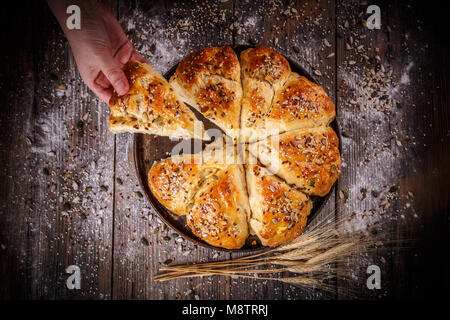 Hausgemachte rustikalen Dreieck Brötchen mit Mix aus Samen Stockfoto