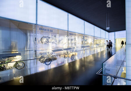 Innenraum des BMW Museums. Das BMW-Museum liegt in der Nähe des Olympiageländes in München und wurde 1972 kurz vor den Olympischen Sommerspielen etabliert. Stockfoto