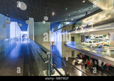 Innenraum des BMW Museums. Das BMW-Museum liegt in der Nähe des Olympiageländes in München und wurde 1972 kurz vor den Olympischen Sommerspielen etabliert. Stockfoto