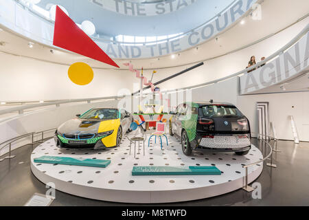 Innenraum des BMW Museums. Das BMW-Museum liegt in der Nähe des Olympiageländes in München und wurde 1972 kurz vor den Olympischen Sommerspielen etabliert. Stockfoto