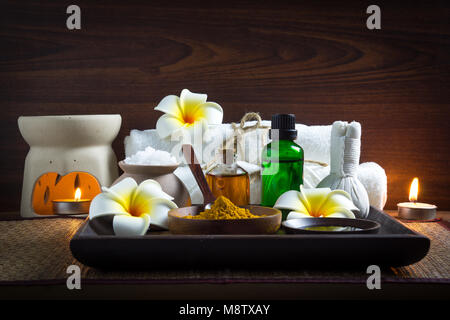 Thai Spa Set für Massage und Hautpflege besteht aus Salz, gemahlen Kurkuma, Ton, Honig und Öl Stockfoto
