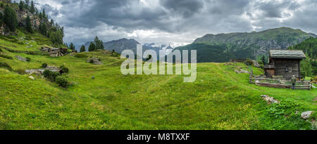 Alte Kabine, in der ein alter Mann Fürsorge für seinen Garten. Alpine Landschaft der Schweizer Alpen, in der Nähe von Gletschern und schneebedeckten Gipfeln. Stockfoto