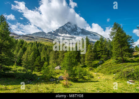 Beeindruckende Matterhorn in den Schweizer Alpen, von einem vorbeifahrenden Wolke, von unten gesehen. North Face, Klettern Legende. Stockfoto