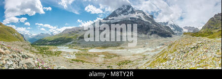 Blick auf das Matterhorn, das Tal und die Gletscher von auf dem Wanderweg. Eiszeit - FBI-Fluss, Eis, kalt Wasser an einem heißen Sommertag. Stockfoto