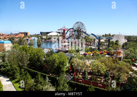 ANAHEIM, Kalifornien - August 4th, 2015 - Paradise Pier in Disney's California Adventure von Disney's Grand Californian Hotel & Spa gesehen Stockfoto