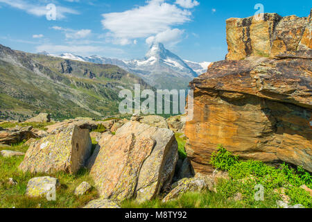 Iconic Matterhorn zwischen Felsbrocken, Gras und die Zermatter Tal eingerahmt. Berühmte Schweizer Wahrzeichen. Sommer Bergwandern in der Schweiz. Stockfoto