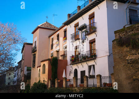 Granada, Spanien. 17. Januar 2018. Bunte Häuser auf Carrera del Darro Straße. Stockfoto