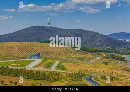 Landschaft von National Arboretum in Canberra, mit iconic Telstra Tower auf dem Schwarzen Berg. Canberra, ACT, Australien Stockfoto