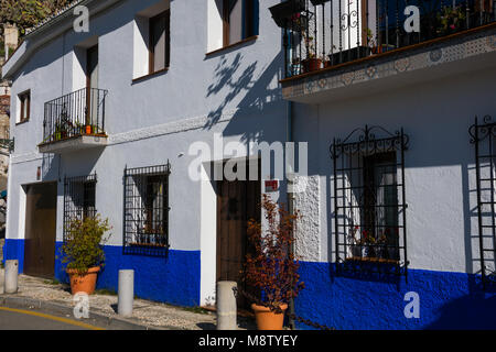 Granada, Spanien. 17. Januar 2018. Schönen blauen und weißen Haus. Sacromonte Straße (Camino del Sacromonte) Stockfoto