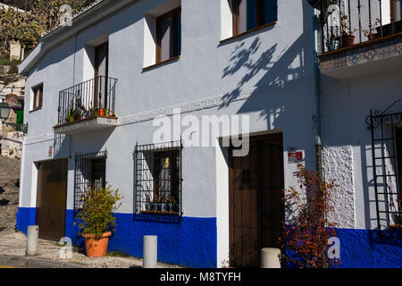 Granada, Spanien. 17. Januar 2018. Schönen blauen und weißen Haus. Sacromonte Straße (Camino del Sacromonte) Stockfoto