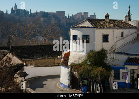 Granada, Spanien. 17. Januar 2018. Sacromonte Straße (Camino del Sacromonte). Die Alhambra im Hintergrund Stockfoto