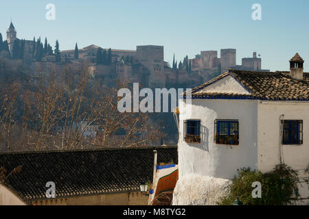 Granada, Spanien. 17. Januar 2018. Altes Haus auf Sacromonte Straße (Camino del Sacromonte). Die Alhambra im Hintergrund Stockfoto