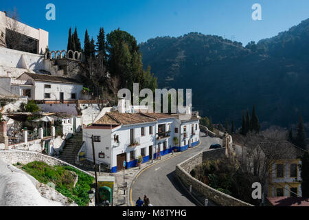 Granada, Spanien. 17. Januar 2018. Schönen blauen und weißen Häusern. Sacromonte Straße (Camino del Sacromonte) Stockfoto