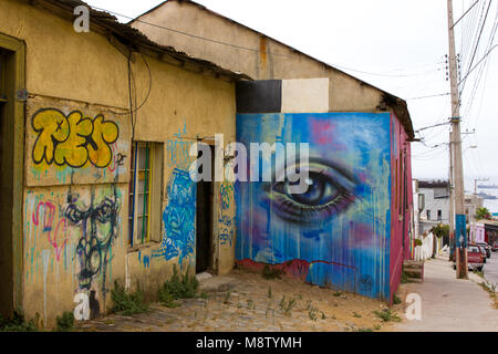 Einzigartige und farbenfrohe urbane Kunst auf den Straßen von Valparaiso, Chile in Südamerika Stockfoto