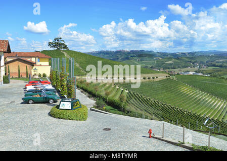 Italien, Piemont, Langhe, ca. August 2016, Wein Touristen am 'Cascina Monfalletto" Stockfoto