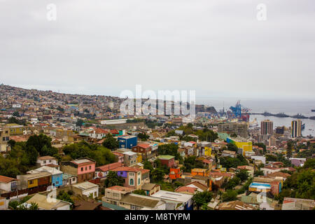 Hang Blick auf die farbenfrohen Häuser in der Stadt Valparaiso, Chile in Südamerika Stockfoto