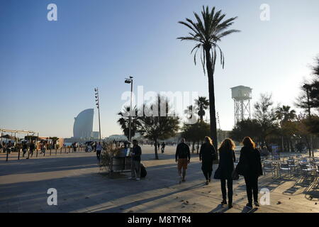 Barcelona Spanien ca. November 2016 Barceloneta Küste mit den berühmten W Hotel und Seilbahnstation Turm im Hintergrund Stockfoto