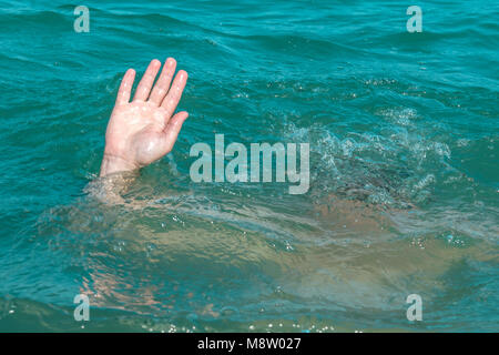 Ein sinkendes Person, die Rettung eines Ertrinkenden Stockfoto