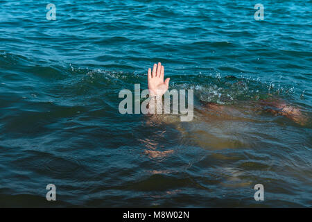 Ein sinkendes Person, die Rettung eines Ertrinkenden Stockfoto