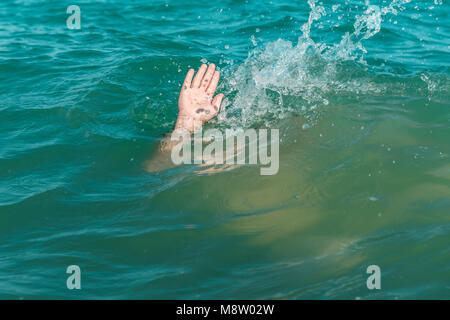 Ein sinkendes Person, die Rettung eines Ertrinkenden Stockfoto