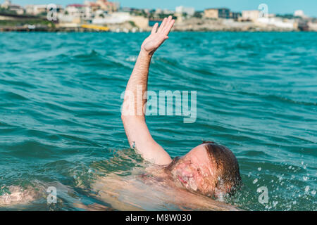 Ein sinkendes Person, die Rettung eines Ertrinkenden Stockfoto
