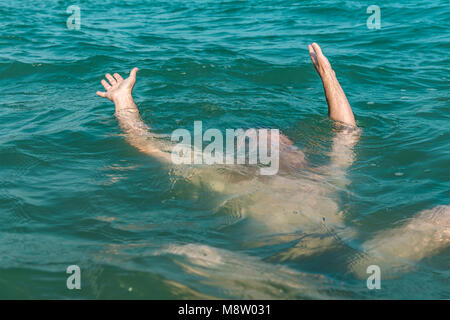 Ein sinkendes Person, die Rettung eines Ertrinkenden Stockfoto