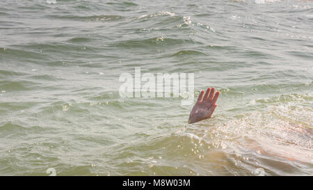 Ein sinkendes Person, die Rettung eines Ertrinkenden Stockfoto