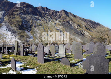 Die mittelalterliche Kirche des Hl. Peris befindet sich im Dorf Nant Peris im Snowdonia National Park (Wales). Es stammt aus dem 14. Jahrhundert. Stockfoto